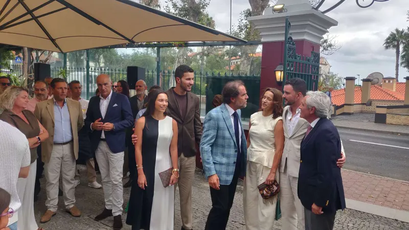 Miguel Albuquerque marcou presença na inauguração do remodelado restaurante Chalet Vicente.&nbsp;