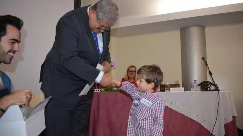 Pedro Ramos entrega diploma de boa adesão ao Pedro.