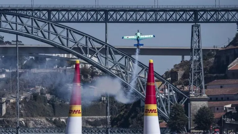 A Red Bull Air Race termina hoje no Porto e Vila Nova de Gaia. FOTO REUTERS