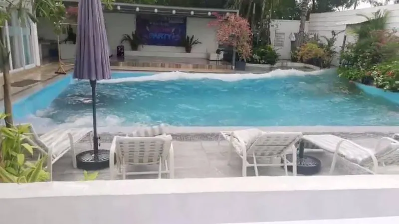 Piscina de um hotel nas Filipinas sacudida por um terramoto.    Foto SOJARAN GERG III/via REUTERS