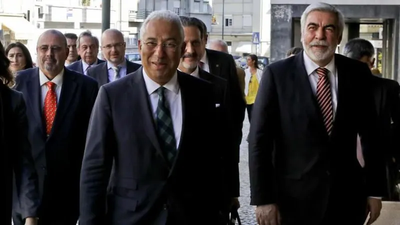 O bastonário da Ordem dos Solicitadores e dos Agentes de Execução acompanhado do primeiro-ministro, António Costa.   Foto JOÃO RELVAS/LUSA