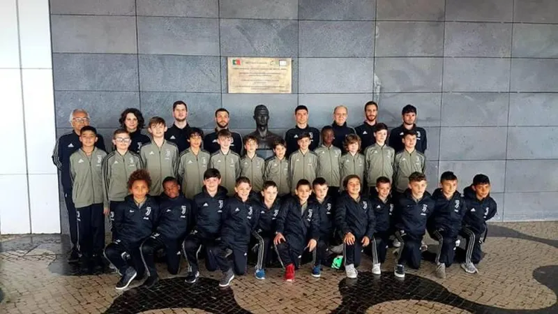 Cristianinho é o último jogador à direita.