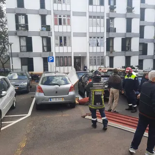 Bombeiros e Protecção Civil Municipal já estão no local a acompanhar a situação.&nbsp;