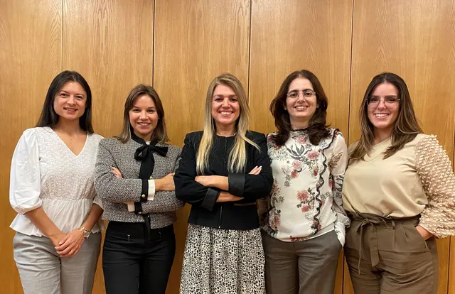 Da
esquerda para direita: Elisa Pereira (G360º), Maria Inês Freitas (G. Negócios),
Maria Lúcia (Gerente), Iolanda Teixeira (Sub Gerente) e Micaela Gomes (AC).