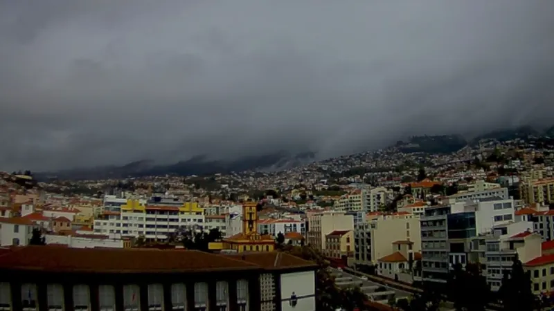 Muito nevoeiro nas serras da Madeira.