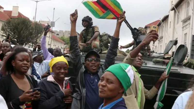 O povo saiu à rua para festejar o fim de um ‘reinado’ que durou .... anos.   Foto REUTERS/Philimon Bulawayo