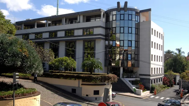 O arguido pernoitou nos quartos de detenção da Esquadra do Funchal.