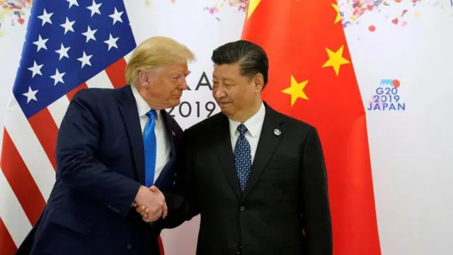 Os presidentes americano e chinês, Donald Trump e Xi Jinping, num encontro à margem da Cimeira do G20, em Osaka, Japão. FOTO REUTERS/Kevin Lamarque