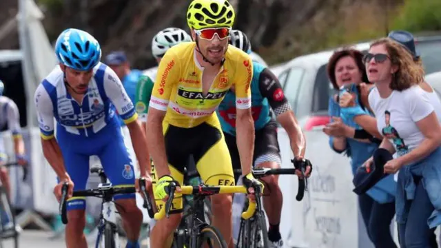 O camisola amarela, Jóni Brandão ataca no grupo dos favoritos tentando escapar ao segundo classificado da geral, João Rodrigues. Acabaram a penúltima etapa empatados no tempo cronometrado e tudo se decide hoje no contra-relógio. Fotos NUNO VEIGA/LUSA
