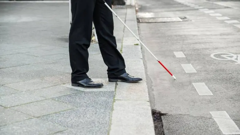 Foto Distância na rua e o toque são preocupações para os cegos 