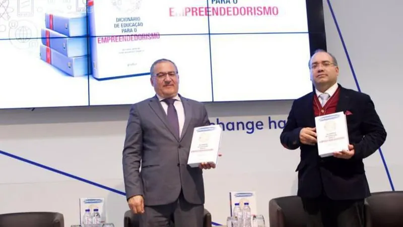O professor Jacinto Jardim e pelo professor José Eduardo Franco na Porto Business School.