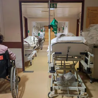 Nos corredores do Serviço de Urgência do Hospital Dr. Nélio Mendonça estão entre 15 a 20 doentes internados, a aguardar por uma cama na enfermaria de adultos.&nbsp;