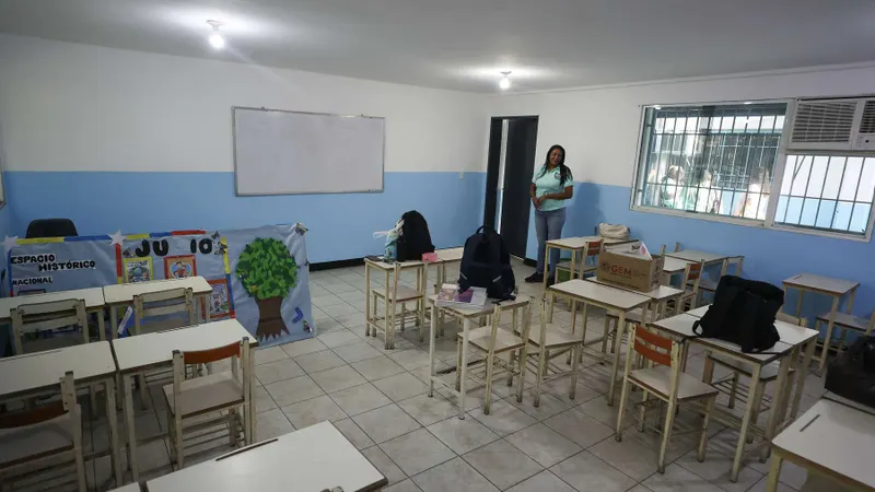 O reinício das aulas em La Guaira, o estado mais afectado pelo duplo terramoto, teve pouca adesão. Foto&nbsp;RONALD PENA R/EFE/EPA