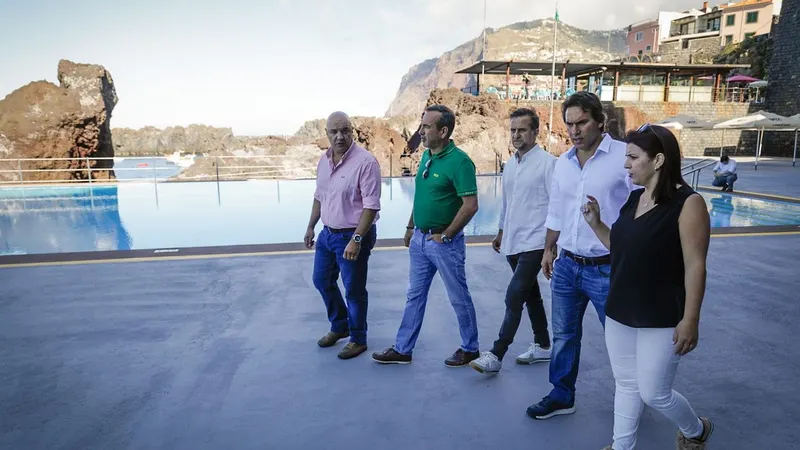 Pedro Fino, secretário regional dos Equipamentos e Infra-estruturas, visitou o complexo balnear juntamente com o autarca de Câmara de Lobos, Pedro Coelho, e a presidente da SMD, Nivalda Gonçalves.