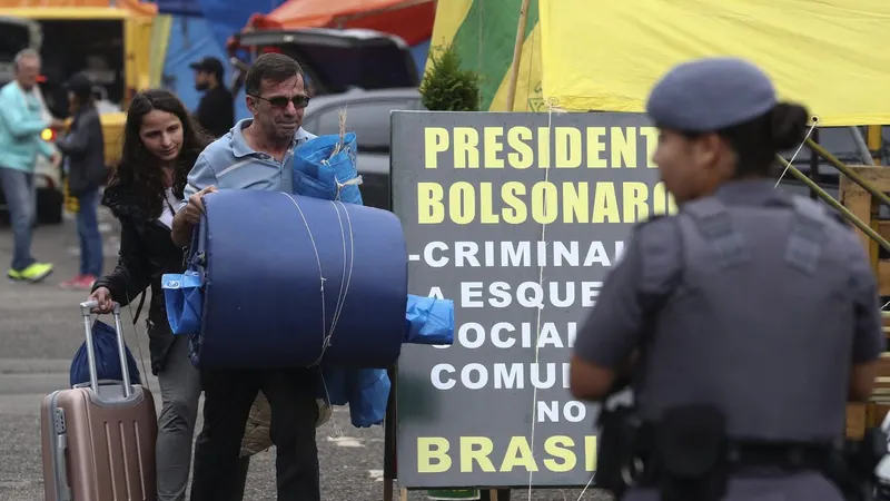 Polícia controla desmontagem dos acampamentos dos bolsonaristas após a invasão de Brasília.&nbsp; Foto&nbsp;EPA/SEBASTIÃO MOREIRA