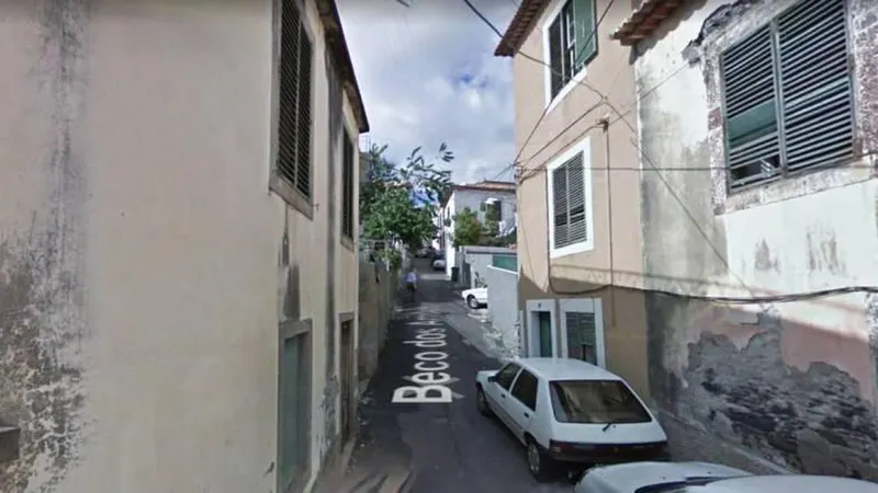 O acesso à Travessa dos Arrifes faz-se por este apertado Beco dos Arrifes.   Foto Google StreetView