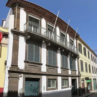 N.º 150 da rua dos Ferreiros, onde nasceu Joana Abudarham, visto de norte. (Atribuição: Paulo Perneta / Wikimedia CC-BY-SA 4.0)