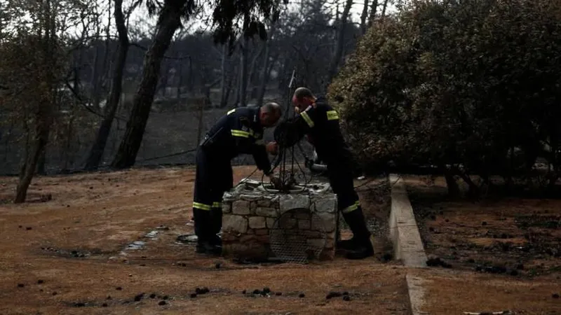 As equipas de resgate continuam à procura de desaparecidos.   Foto REUTERS/Costas Baltas