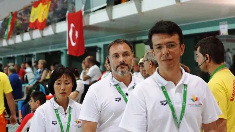 Alexandre Fernandes, à frente, do trio de árbitros numa prova internacional de 2018. 