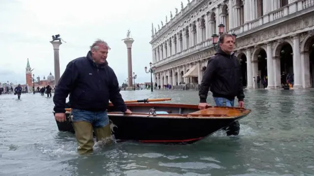 Em Veneza a vida continua apesar da água pelos ‘joelhos’.