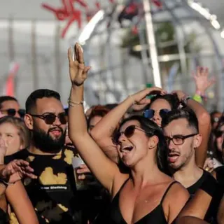 Fãs junto ao palco do Rock in Rio na ‘casa-mãe’ do evento mundial. Foto EPA/Antonio Lacerda