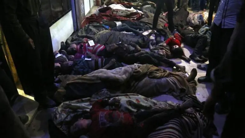 Vítimas mortais do ataque com armas químicas atribuído ao regime de Assad. FOTO EMAD ALDIN/EPA