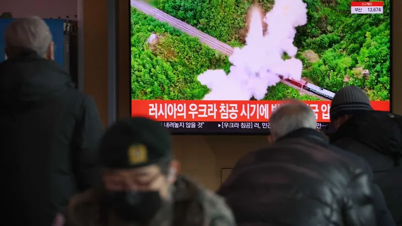 Televisão sul-coreana a reportar o suspeito lançamento de um míssil pela Coreia do norte a 27 de Fevereiro de 2022<br>