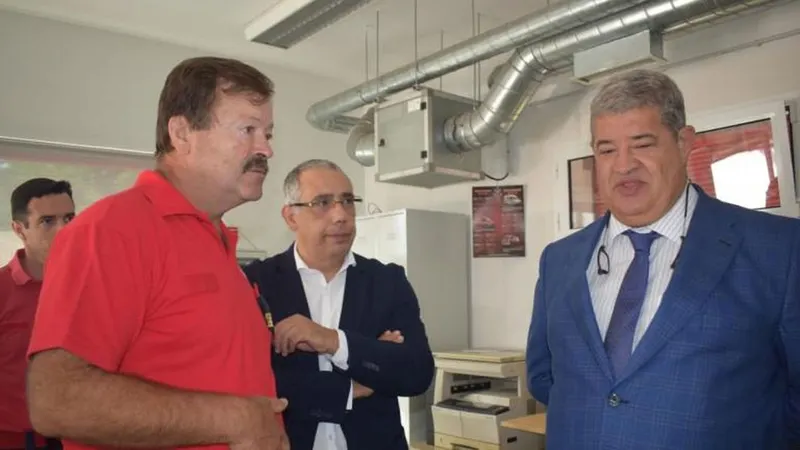Pedro Ramos visitou, esta quinta-feira, a corporação de bombeiros de Santana, acompanhado por José Dias.