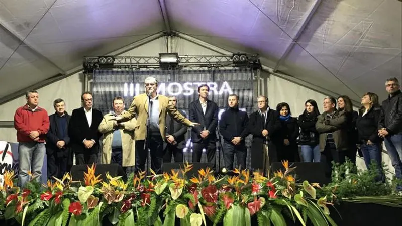 Além do governante, em cima de palco, foi visível a presença de três possiveis candidatos que o PSD-M pretende escolher.