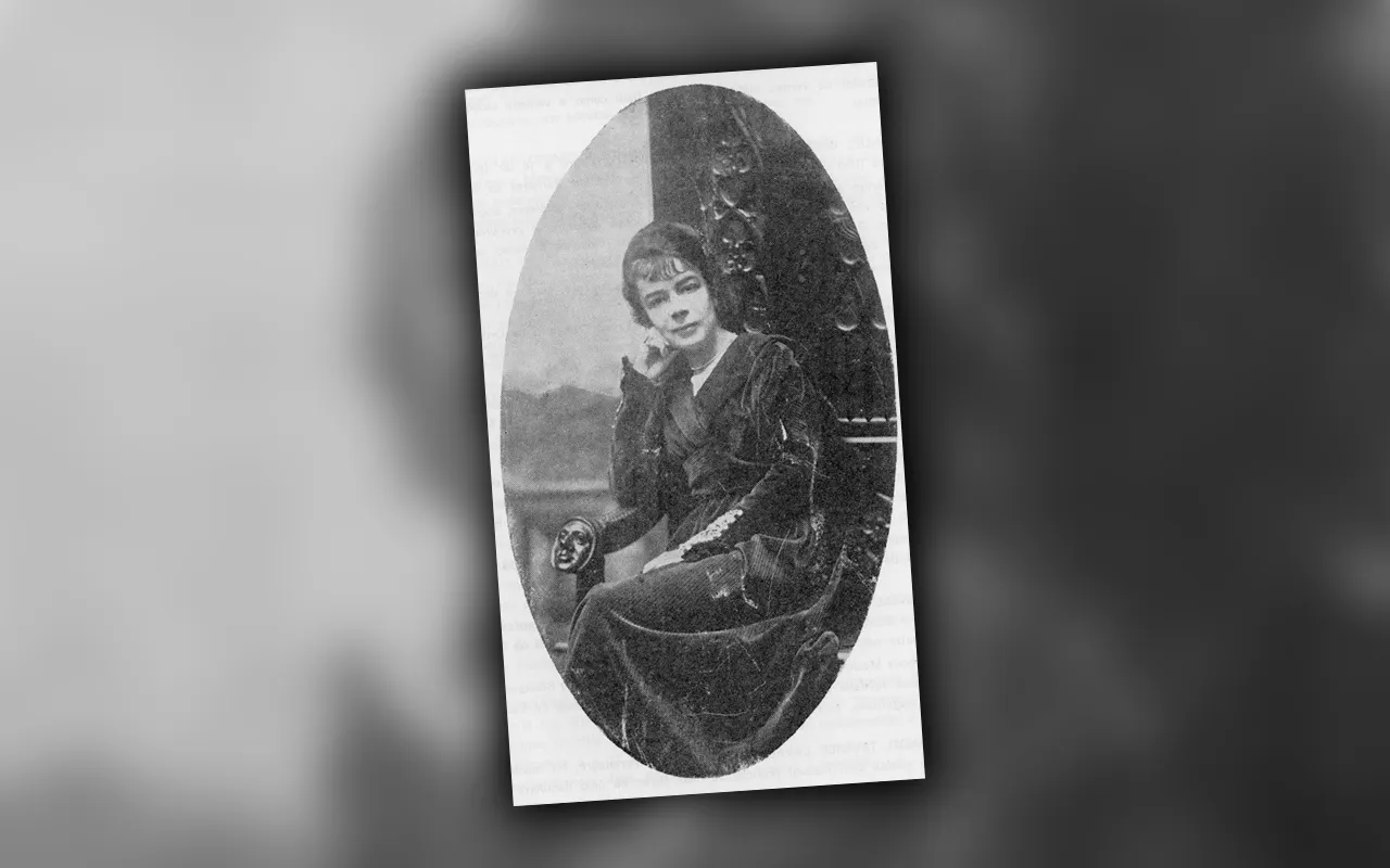 Foto de estúdio de Luzia, cerca de 1917 (autor desconhecido, foto em domínio público)