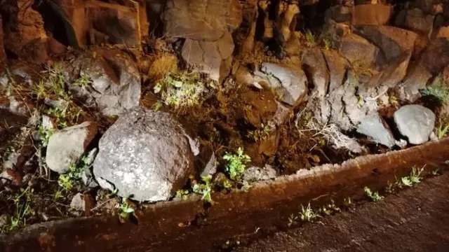 As pedras afastadas na estrada do Faial.   Foto DR