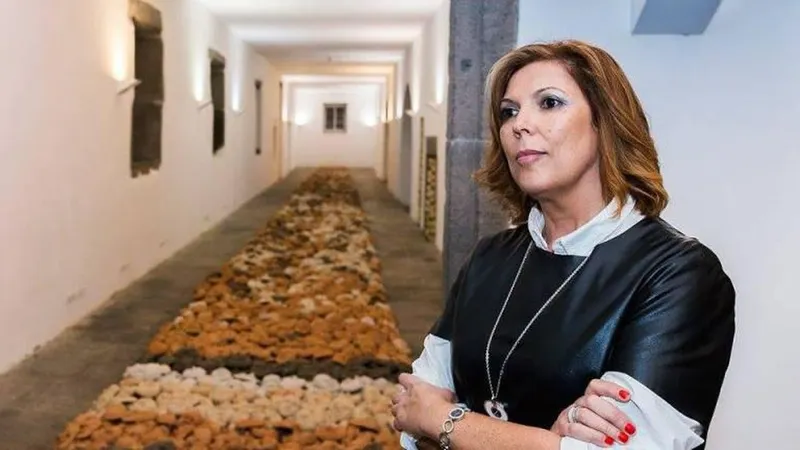 A artista plástica numa exposição em Dezembro de 2015 no Colégio dos Jesuítas.   Foto DR