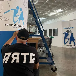 Zeca Diogo durante o processo de criação da obra artística no Banco Alimentar Contra a Fome da Madeira