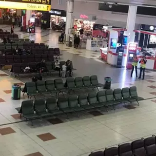 Os passageiros já foram retirados da zona de partidas, próximo das portas de embarque.