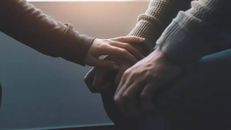 Diz a DGS: “Torna-se particularmente difícil que se consiga obter colaboração eficaz na adopção de medidas de distanciamento social e restantes regras profiláticas”.   Foto Shutterstock/Chanintorn.v