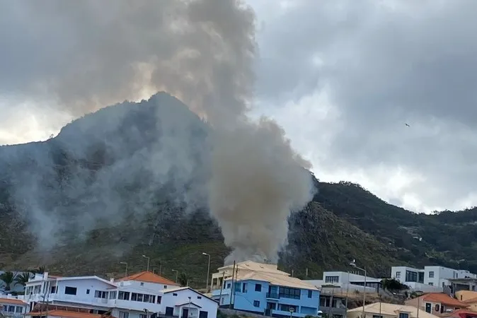 Coluna de fumo provocada pelo incêndio deste domingo, dia 26 de Junho