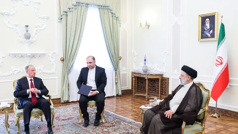 Ontem o presidente iraniano, Ebrahim Raisi, recebeu o secretário do Conselho de Segurança russo, Nikolai Patrushev, em Teerão. Foto EPA/IRANIAN PRESIDENTIAL OFFICE