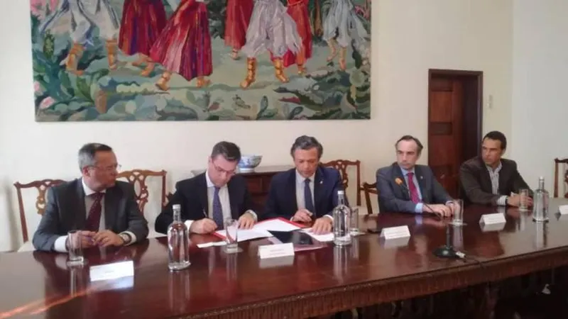 Cerimónia de assinatura do protocolo no Salão Nobre do Governo Regional.