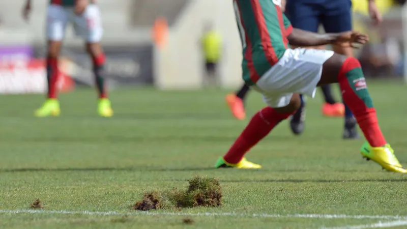 Direcção explica degradação com sobrecarga do estádio e aponta atraso no protocolo da Ribeira Brava. FOTO ARQUIVO