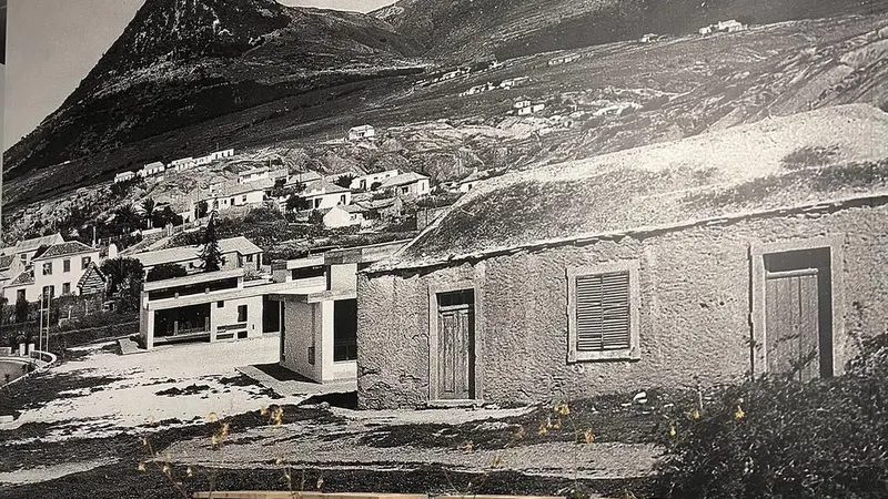 Maquete do projecto original à escala 1:50 e imagem da Escola do Porto Santo datada de 1769