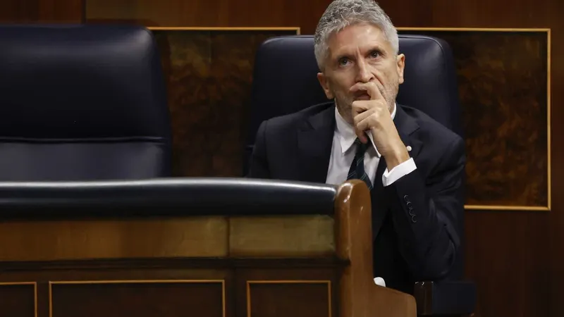 Ministro do Interior espanhol, Fernando Grande-Marlaska, durante o inquérito, no Parlamento espanhol, relativamente às mortes em Melilla<br>