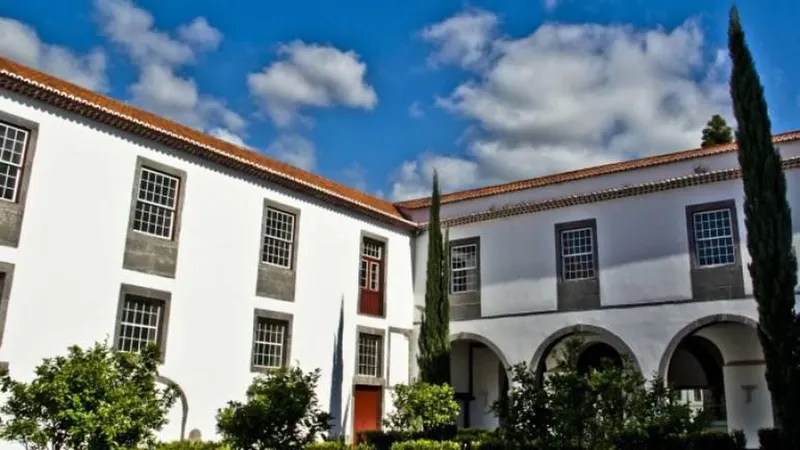 A abertura do ano académica na Região começou, esta quarta-feira; a cerimónia de atribuição do prémio ‘UMa Reconhecimento’ decorre no Colégio dos Jesuítas.