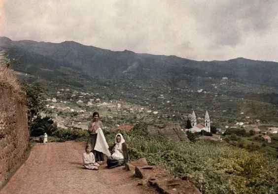 Bordadeiras em Santo António, atual caminho Dr. William Clode , 1934, autocromo de Wilhem Tobien / National Geographic
