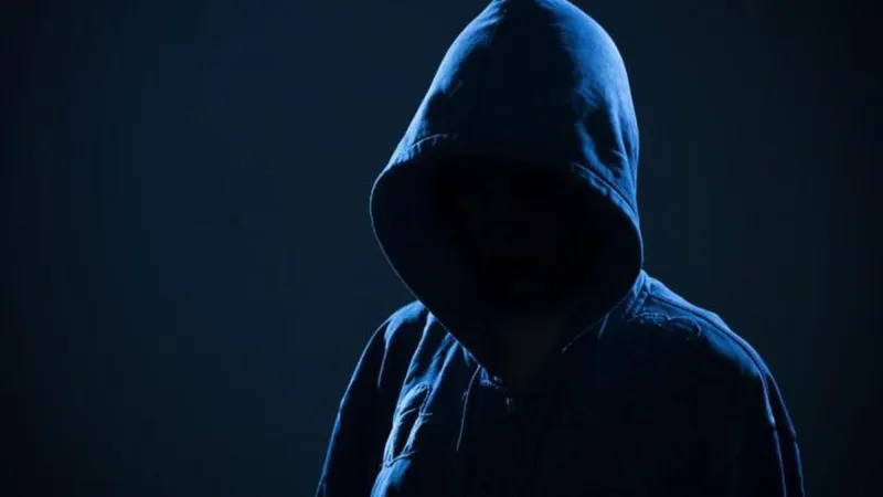 O homem apresentava hematomas no pescoço.