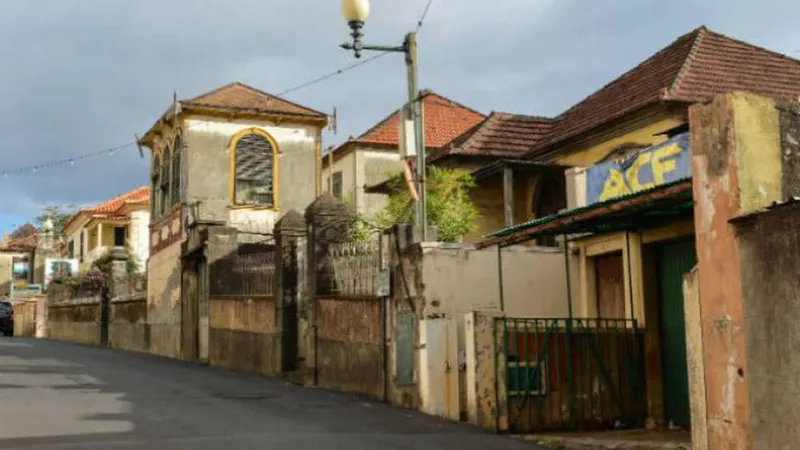 A habitação devoluta, situada na Rua Bela de São Tiago, é frequentamente ocupada por pessoas sem-abrigo.