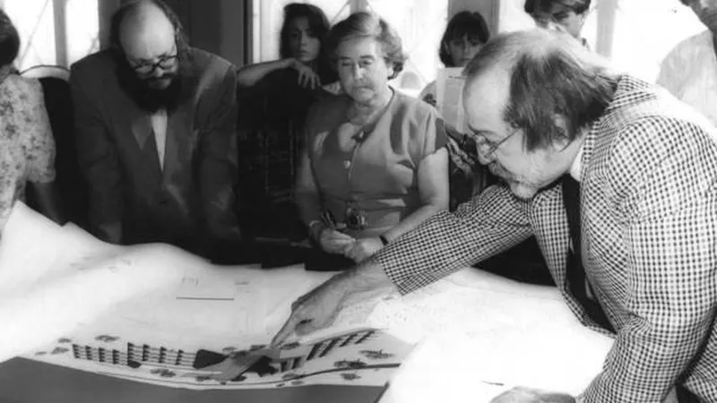 Fernanda Pires da Silva (ao centro) em Agosto de 1991 na Câmara de Machico, com o então presidente da autarquia Martins Júnior (esquerda) e o arquitecto Bernardo Rubinstein a mostrar um projecto de apartamentos para a Matur. FOTO A. SPÍNOLA/ARQUIVO DN