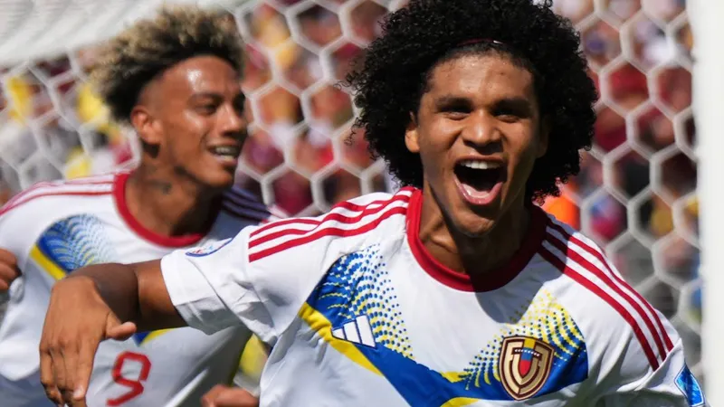 Jhonder Cádiz, ao fundo, e Eduard Bello, em primeiro plano, marcaram os golos da Venezuela.