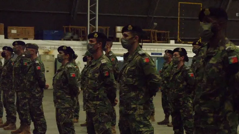 Na primeira foto a cerimónia já em solo português esta madrugada. Nas restantes fotos, a cerimónia ainda na RCA.&nbsp; Fotos Facebook/Twitter/Exército Português