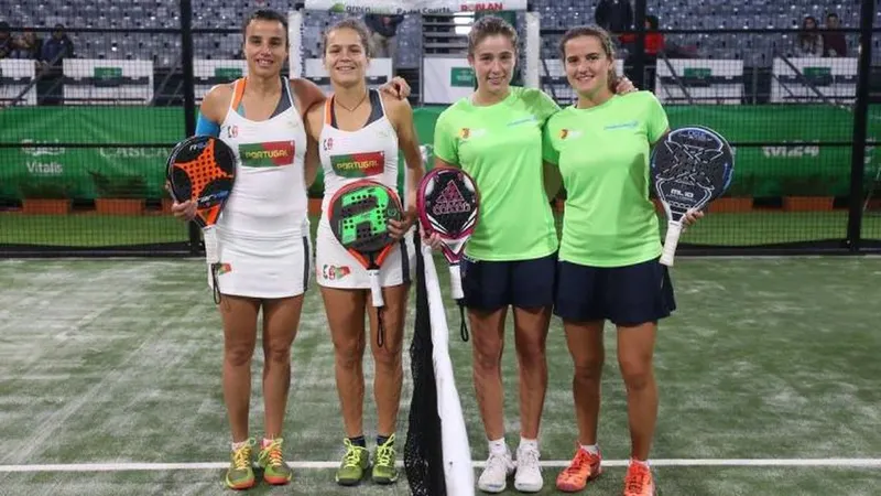 Filipa Mendonça (segunda a contar da esquerda) sagra-se assim vice-campeã europeia de padel.  Foto European Padel Championships