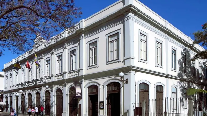 O Teatro Municipal Baltazar Dias integra a lista de 15 edifícios do século XIX que compõem o guia de arquitectura apresentado logo à tarde, pelas 18 horas, no foyer desta sala de espectáculos icónica da capital madeirense.